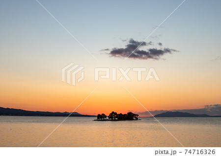 宍道湖の夕焼けと嫁ヶ島の風景 島根県松江市 宍道湖の夕焼けと嫁ヶ島の風景 島根県松江市 74716326