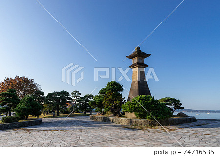 早朝の青柳楼の大燈籠と宍道湖の風景 島根県松江市 早朝の青柳楼の大燈籠と宍道湖の風景 島根県松江市 74716535