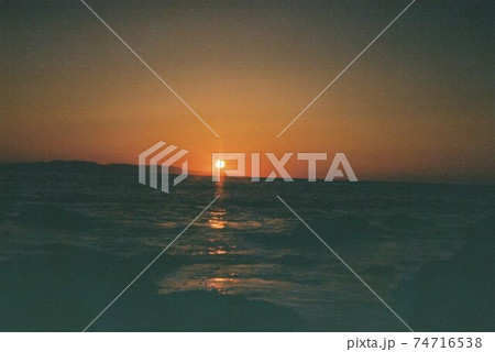 海に沈む夕日 74716538