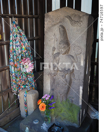 埼玉県蕨市・塚越にある庚申塔 74716597