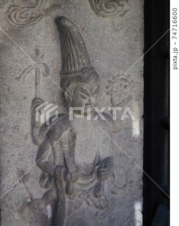 埼玉県蕨市・塚越にある庚申塔 74716600