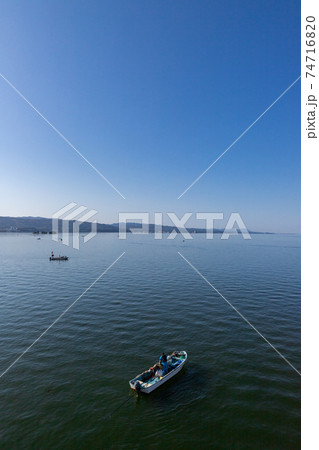 早朝の宍道湖としじみ漁の風景 島根県松江市 早朝の宍道湖としじみ漁の風景 島根県松江市 74716820