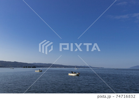 早朝の宍道湖としじみ漁の風景 島根県松江市 早朝の宍道湖としじみ漁の風景 島根県松江市 74716832