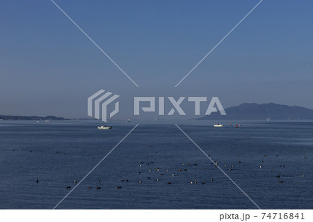 早朝の宍道湖としじみ漁の風景 島根県松江市 早朝の宍道湖としじみ漁の風景 島根県松江市 74716841