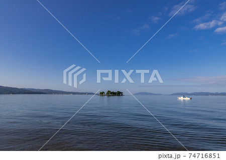 早朝の宍道湖としじみ漁の風景 島根県松江市 早朝の宍道湖としじみ漁の風景 島根県松江市 74716851