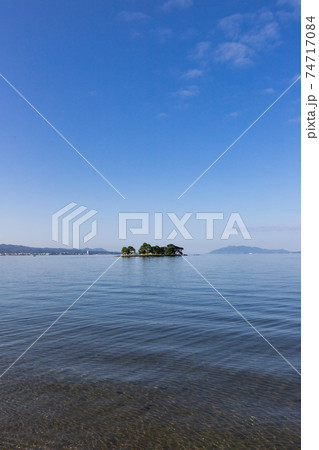 早朝の宍道湖と嫁ヶ島の風景 島根県松江市 早朝の宍道湖と嫁ヶ島の風景 島根県松江市 74717084