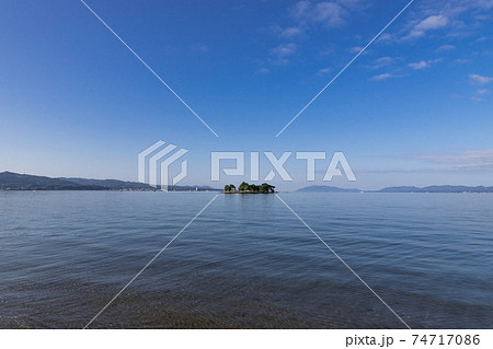 早朝の宍道湖と嫁ヶ島の風景 島根県松江市 早朝の宍道湖と嫁ヶ島の風景 島根県松江市 74717086