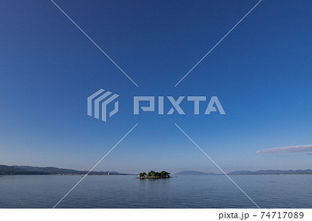 早朝の宍道湖と嫁ヶ島の風景 島根県松江市 早朝の宍道湖と嫁ヶ島の風景 島根県松江市 74717089