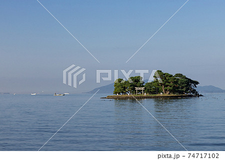 早朝の宍道湖と嫁ヶ島の風景 島根県松江市 早朝の宍道湖と嫁ヶ島の風景 島根県松江市 74717102