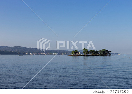 早朝の宍道湖と嫁ヶ島の風景　島根県松江市 74717106