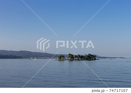 早朝の宍道湖と嫁ヶ島の風景 島根県松江市 早朝の宍道湖と嫁ヶ島の風景 島根県松江市 74717107