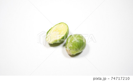 新鮮な芽キャベツ　白背景で撮影 74717210