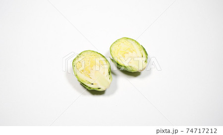新鮮な芽キャベツ　白背景で撮影 74717212