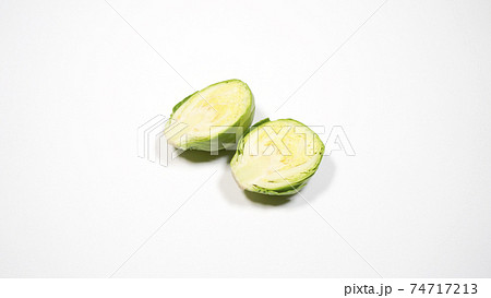 新鮮な芽キャベツ　白背景で撮影 74717213