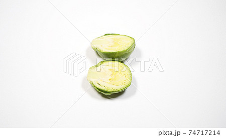 新鮮な芽キャベツ　白背景で撮影 74717214