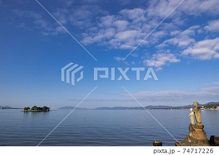 早朝の宍道湖と嫁ヶ島と袖師地蔵の風景 島根県松江市 早朝の宍道湖と嫁ヶ島と袖師地蔵の風景 島根県松江市 74717226