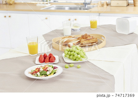 食卓 テーブル サラダ 74717369