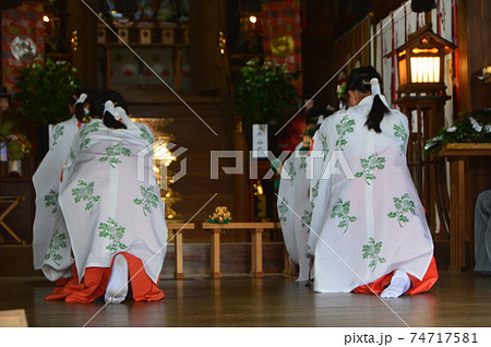 巫女 二人(中目黒八幡神社/東京都目黒区中目黒3-10-5) 巫女 二人(中目黒八幡神社/東京都目黒区中目黒3-10-5) 74717581