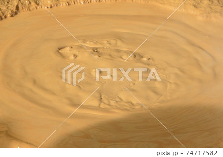 泡立つ湯泥（別府地獄 かまど地獄(四丁目)／大分県別府市） 74717582