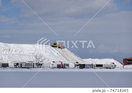 札幌の雪堆積場 74718365