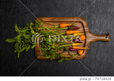 かわいいにんじん Cute beautiful fresh carrot photo かわいいにんじん Cute beautiful fresh carrot photo 74718426