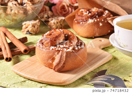 Cinnamon roll 74718432