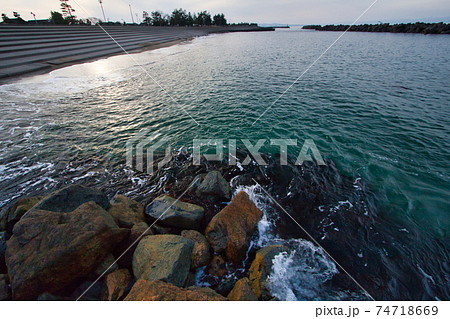 富山県富山市の八重津浜海岸の風景 74718669