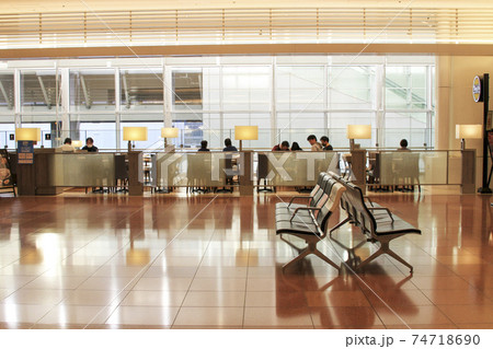 羽田空港第3ターミナル (旧名:国際線ターミナル)　2F到着ロビー内の喫茶店 74718690