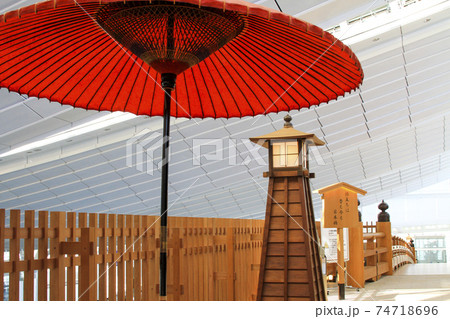 羽田空港第3ターミナル5F はねだ日本橋の野点傘と辻行灯 羽田空港第3ターミナル5F はねだ日本橋の野点傘と辻行灯 74718696