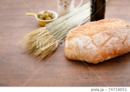 食事:ハードパンのある食卓 食事:ハードパンのある食卓 74719053