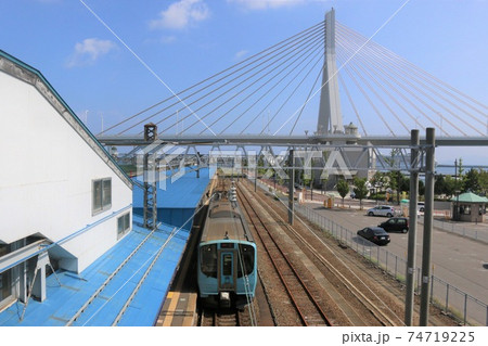 青森駅と青森ベイブリッジ 74719225