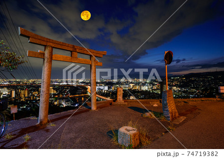 大阪府池田市の五月山、秀望台の夜景、満月、10月、日本 74719382