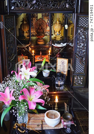 2021年1月25日撮影：仏壇と花瓶に活けたユリの花 74719401