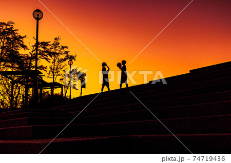 夕暮れのシルエット 少年たち 宝塚北公園 10月26日 日本の写真素材