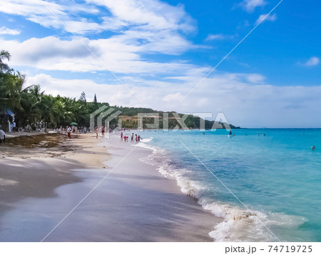 Dark clouds over Roatan island beache Dark clouds over Roatan island beache 74719725