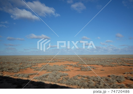 オーストラリア大陸横断鉄道インディアン・パシフィック号（Indian Pacific）　ナラボー平原 74720486