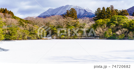 凍り付く白雲の池　雪景色　パノラマ　【長崎県雲仙市】 74720682