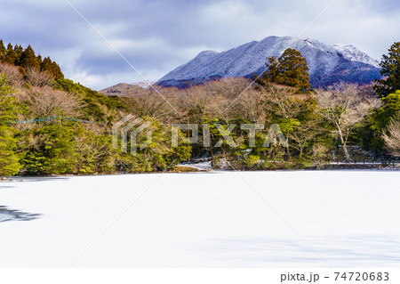凍り付く白雲の池　雪景色　【長崎県雲仙市】 74720683