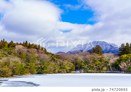 凍り付く白雲の池　雪景色　【長崎県雲仙市】 74720693
