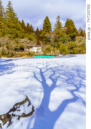 凍り付く白雲の池　雪景色　【長崎県雲仙市】 74720700