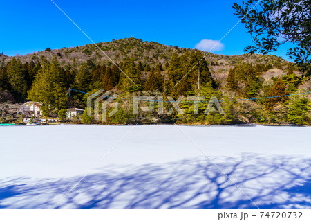 凍り付く白雲の池　雪景色　【長崎県雲仙市】 74720732