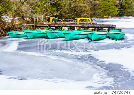 凍り付く白雲の池　雪景色　【長崎県雲仙市】 74720748