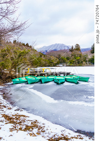 凍り付く白雲の池　雪景色　【長崎県雲仙市】 74720764