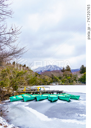 凍り付く白雲の池　雪景色　【長崎県雲仙市】 74720765