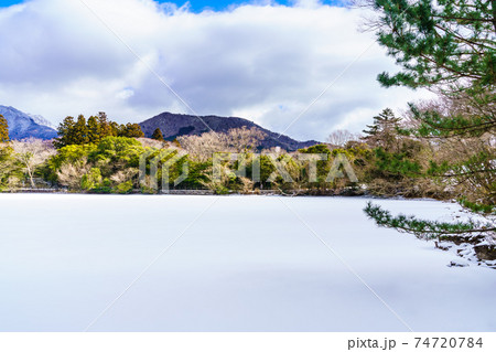 凍り付く白雲の池　雪景色　【長崎県雲仙市】 74720784