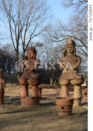 青空の下で、古代に思いを馳せるクールな埴輪 74720843