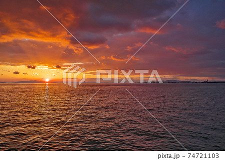 【りんくう公園より関西国際空港 (夕日)】 大阪府泉佐野市りんくう往来南 【りんくう公園より関西国際空港 (夕日)】 大阪府泉佐野市りんくう往来南 74721103