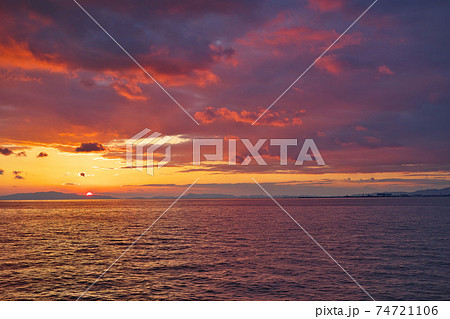 【りんくう公園より関西国際空港 (夕日)】 大阪府泉佐野市りんくう往来南 74721106