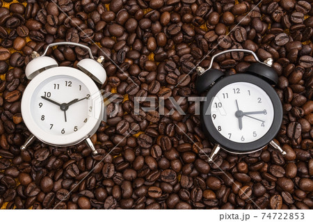 coffee alarm clock on a background of roasted coffee beans. with copy space for your text coffee alarm clock on a background of roasted coffee beans. with copy space for your text 74722853