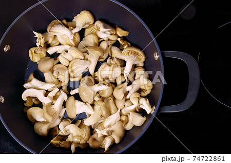 preparation of mixed mushrooms, such as common mushrooms, oyster mushrooms or shiitake preparation of mixed mushrooms, such as common mushrooms, oyster mushrooms or shiitake 74722861